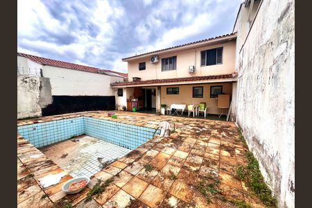 Casa à venda com 264m², 4 quartos e 4 vagas Casa à venda com 264m², 4 quartos e 4 vagasQuintal