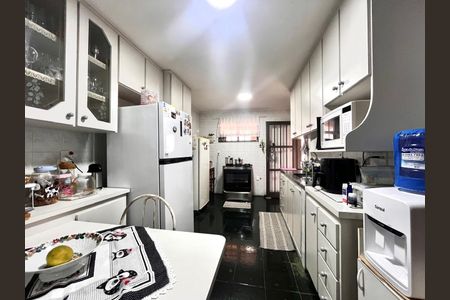 Casa à venda com 264m², 4 quartos e 4 vagas Casa à venda com 264m², 4 quartos e 4 vagasCozinha