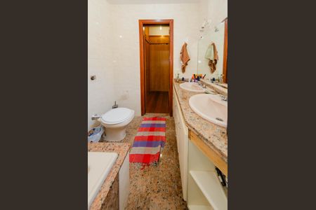 Apartamento à venda com 213m², 3 quartos e 4 vagasBanheiro Suíte