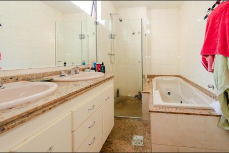 Apartamento à venda com 213m², 3 quartos e 4 vagasBanheiro Suíte