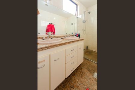 Apartamento à venda com 213m², 3 quartos e 4 vagasBanheiro Suíte