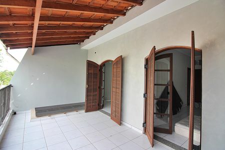 Casa à venda com 210m², 3 quartos e 2 vagasQuarto 1 Sacada