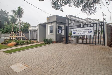 Casa à venda com 57m², 2 quartos e 1 vaga Casa à venda com 57m², 2 quartos e 1 vagaFachada