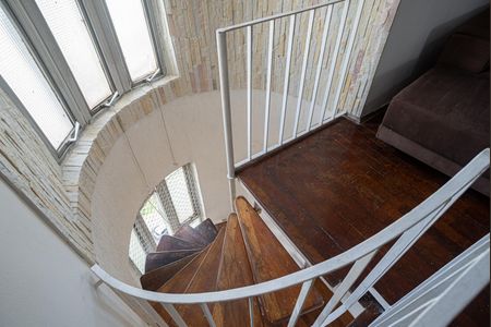 Apartamento à venda com 50m², 1 quarto e 1 vagaEscada