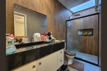 Casa de condomínio para alugar com 220m², 3 quartos e 2 vagasBanheiro suite 3