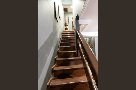 Casa à venda com 190m², 3 quartos e 3 vagas Casa à venda com 190m², 3 quartos e 3 vagasEscada