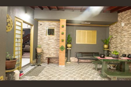 Casa à venda com 190m², 3 quartos e 3 vagas Casa à venda com 190m², 3 quartos e 3 vagasVaranda