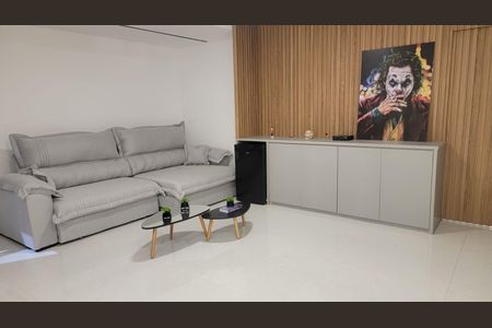 Casa à venda com 1072m², 6 quartos e 2 vagas Casa à venda com 1072m², 6 quartos e 2 vagasEscritório