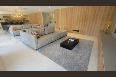 Casa à venda com 1072m², 6 quartos e 2 vagas Casa à venda com 1072m², 6 quartos e 2 vagasSala