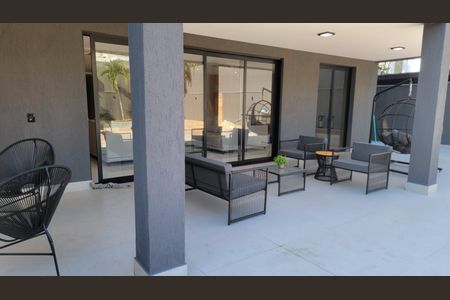 Casa à venda com 1072m², 6 quartos e 2 vagas Casa à venda com 1072m², 6 quartos e 2 vagasÁrea Externa