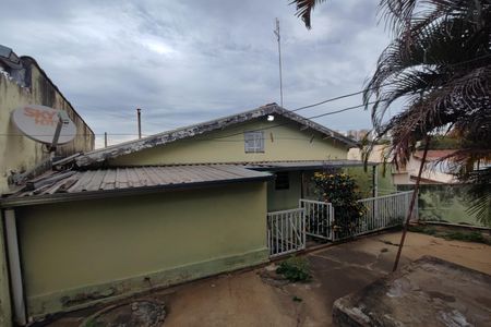 Casa à venda com 250m², 2 quartos e 2 vagasQuintal - Fundos