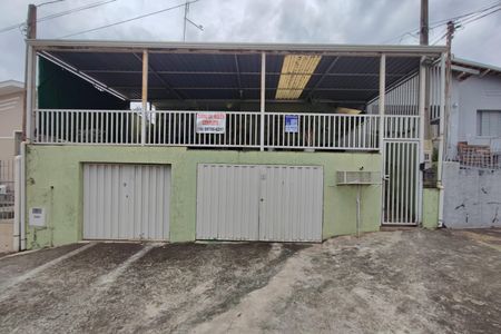 Casa à venda com 250m², 2 quartos e 2 vagasFachada