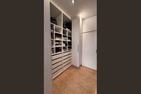 Casa de condomínio à venda com 207m², 3 quartos e 4 vagasCloset