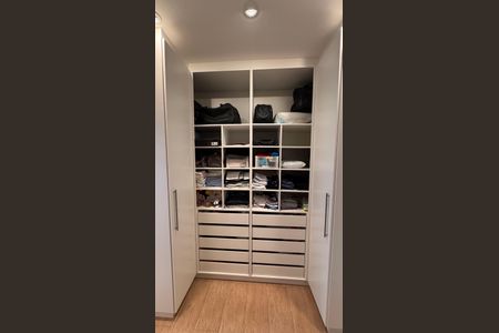 Casa de condomínio à venda com 207m², 3 quartos e 4 vagasCloset