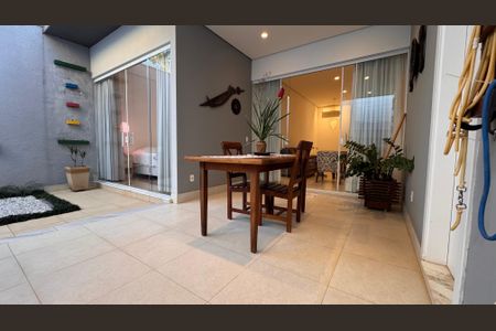 Casa de condomínio à venda com 207m², 3 quartos e 4 vagasQuintal