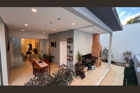 Casa de condomínio à venda com 207m², 3 quartos e 4 vagasQuintal