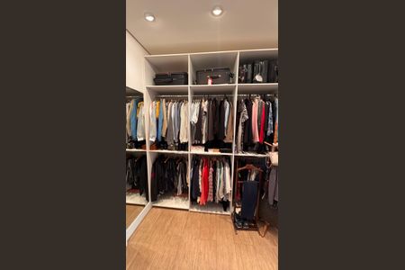 Casa de condomínio à venda com 207m², 3 quartos e 4 vagasCloset