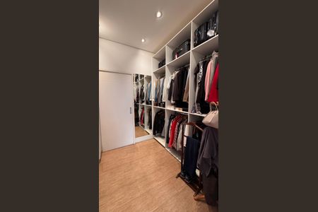 Casa de condomínio à venda com 207m², 3 quartos e 4 vagasCloset