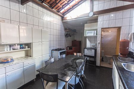 Casa à venda com 321m², 4 quartos e 5 vagas Casa à venda com 321m², 4 quartos e 5 vagasCozinha