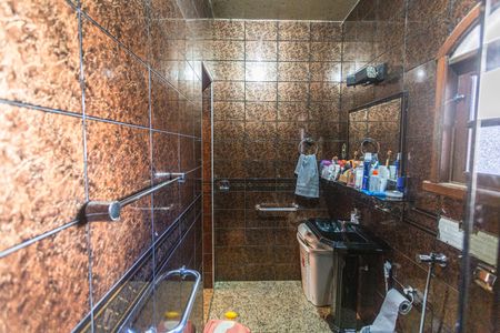 Casa à venda com 321m², 4 quartos e 5 vagas Casa à venda com 321m², 4 quartos e 5 vagasBanheiro da Suíte 4 no 2° Pavimento