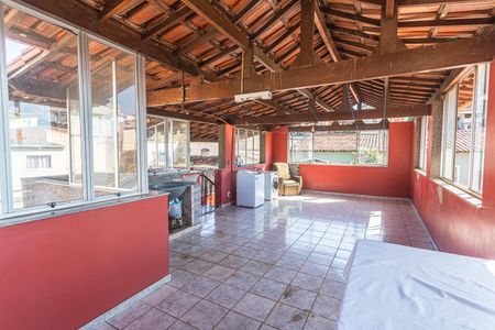 Casa à venda com 321m², 4 quartos e 5 vagas Casa à venda com 321m², 4 quartos e 5 vagasTerraço/Área de Serviço