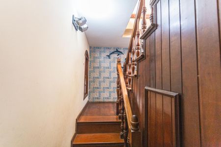Casa à venda com 321m², 4 quartos e 5 vagas Casa à venda com 321m², 4 quartos e 5 vagasEscada de Acesso ao 2° Pavimento