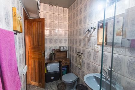 Casa à venda com 321m², 4 quartos e 5 vagas Casa à venda com 321m², 4 quartos e 5 vagasBanheiro da Suíte 1