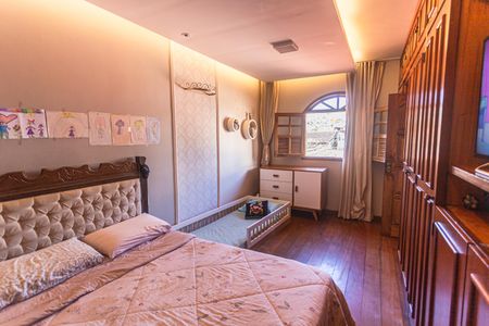 Casa à venda com 321m², 4 quartos e 5 vagas Casa à venda com 321m², 4 quartos e 5 vagasSuíte 4 no 2° Pavimento