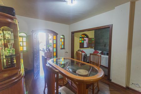 Casa à venda com 321m², 4 quartos e 5 vagas Casa à venda com 321m², 4 quartos e 5 vagasSala 1