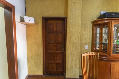 Casa à venda com 321m², 4 quartos e 5 vagas Casa à venda com 321m², 4 quartos e 5 vagasCorredor