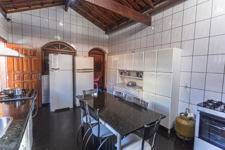 Casa à venda com 321m², 4 quartos e 5 vagas Casa à venda com 321m², 4 quartos e 5 vagasCozinha