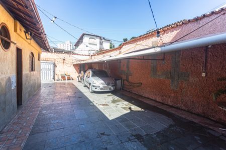 Casa à venda com 321m², 4 quartos e 5 vagas Casa à venda com 321m², 4 quartos e 5 vagasGaragem/Entrada