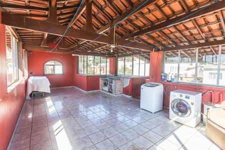 Casa à venda com 321m², 4 quartos e 5 vagas Casa à venda com 321m², 4 quartos e 5 vagasTerraço/Área de Serviço