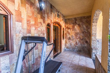 Casa à venda com 321m², 4 quartos e 5 vagas Casa à venda com 321m², 4 quartos e 5 vagasEntrada