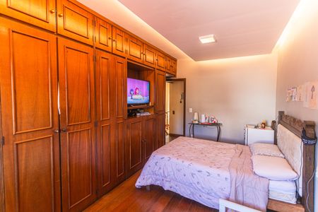 Casa à venda com 321m², 4 quartos e 5 vagas Casa à venda com 321m², 4 quartos e 5 vagasSuíte 4 no 2° Pavimento