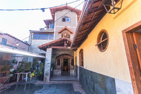 Casa à venda com 321m², 4 quartos e 5 vagas Casa à venda com 321m², 4 quartos e 5 vagasFachada Interna