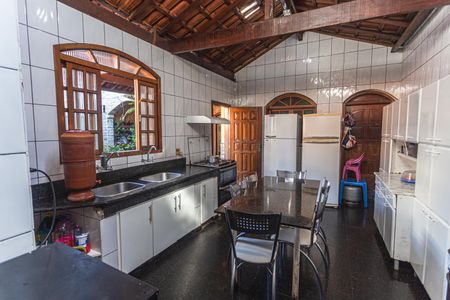 Casa à venda com 321m², 4 quartos e 5 vagas Casa à venda com 321m², 4 quartos e 5 vagasCozinha