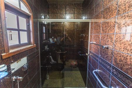 Casa à venda com 321m², 4 quartos e 5 vagas Casa à venda com 321m², 4 quartos e 5 vagasBanheiro da Suíte 4 no 2° Pavimento