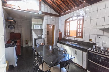 Casa à venda com 321m², 4 quartos e 5 vagas Casa à venda com 321m², 4 quartos e 5 vagasCozinha