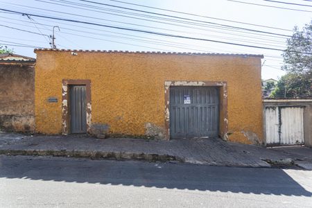 Casa à venda com 321m², 4 quartos e 5 vagas Casa à venda com 321m², 4 quartos e 5 vagasFachada