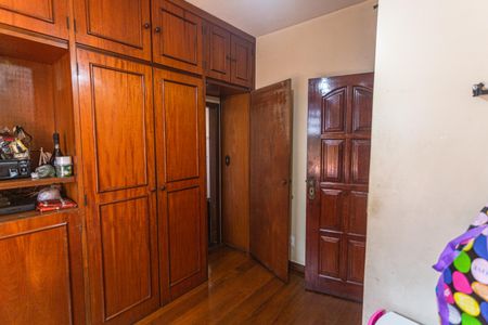 Casa à venda com 321m², 4 quartos e 5 vagas Casa à venda com 321m², 4 quartos e 5 vagasSuíte 3 no 2° Pavimento