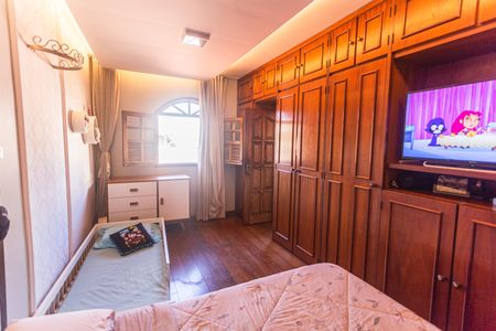 Casa à venda com 321m², 4 quartos e 5 vagas Casa à venda com 321m², 4 quartos e 5 vagasSuíte 4 no 2° Pavimento