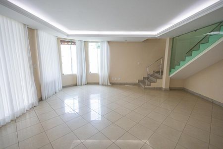 Casa à venda com 170m², 4 quartos e 3 vagasSala