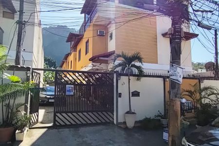 Casa de condomínio à venda com 100m², 3 quartos e 1 vagaFachada