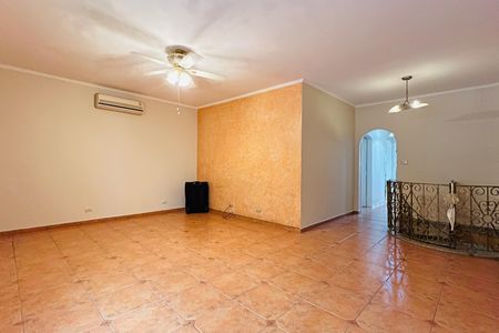 Casa à venda com 320m², 5 quartos e 3 vagas Casa à venda com 320m², 5 quartos e 3 vagasSala