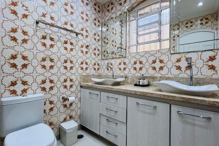 Casa à venda com 320m², 5 quartos e 3 vagas Casa à venda com 320m², 5 quartos e 3 vagasBanheiro da Suíte