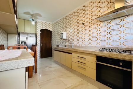 Casa à venda com 320m², 5 quartos e 3 vagas Casa à venda com 320m², 5 quartos e 3 vagasCozinha