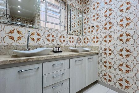 Casa à venda com 320m², 5 quartos e 3 vagas Casa à venda com 320m², 5 quartos e 3 vagasBanheiro da Suíte
