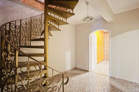 Casa à venda com 320m², 5 quartos e 3 vagas Casa à venda com 320m², 5 quartos e 3 vagasEscada