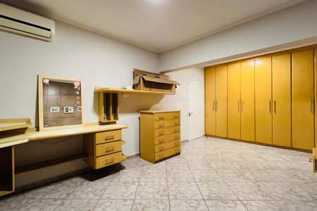 Casa à venda com 320m², 5 quartos e 3 vagas Casa à venda com 320m², 5 quartos e 3 vagasQuarto 1